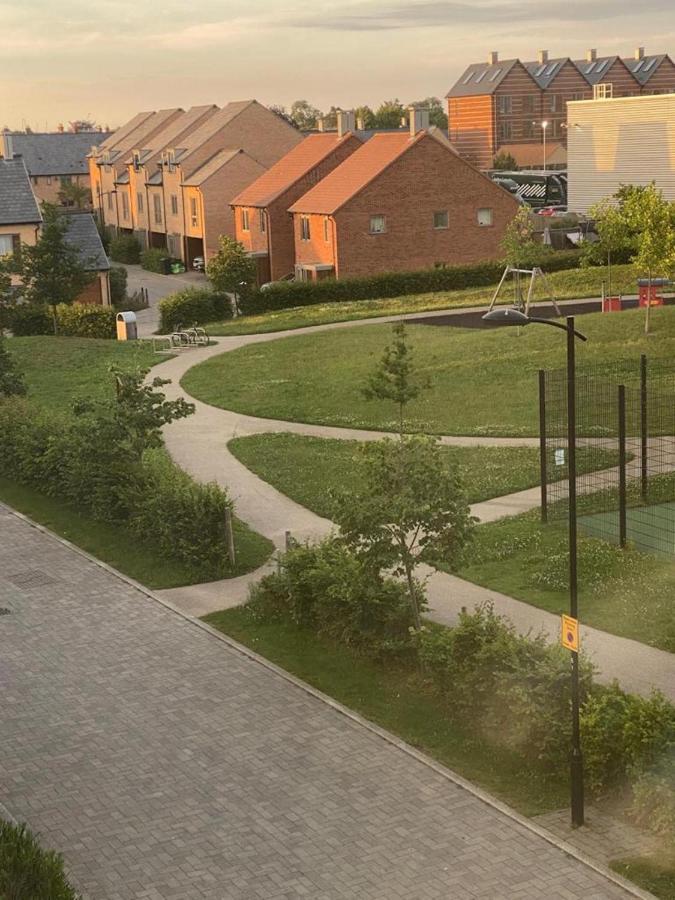 Contemporary Trumpington Apartment With Self Check-In ,Free On-Site Parking, Terrace, Super Fast Wifi & 5 Mins Drive To Papworth & Addenbrookes Hospitals Cambridge  Buitenkant foto