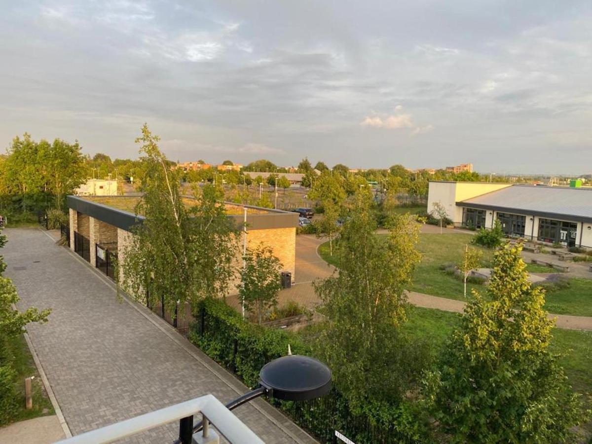 Contemporary Trumpington Apartment With Self Check-In ,Free On-Site Parking, Terrace, Super Fast Wifi & 5 Mins Drive To Papworth & Addenbrookes Hospitals Cambridge  Buitenkant foto