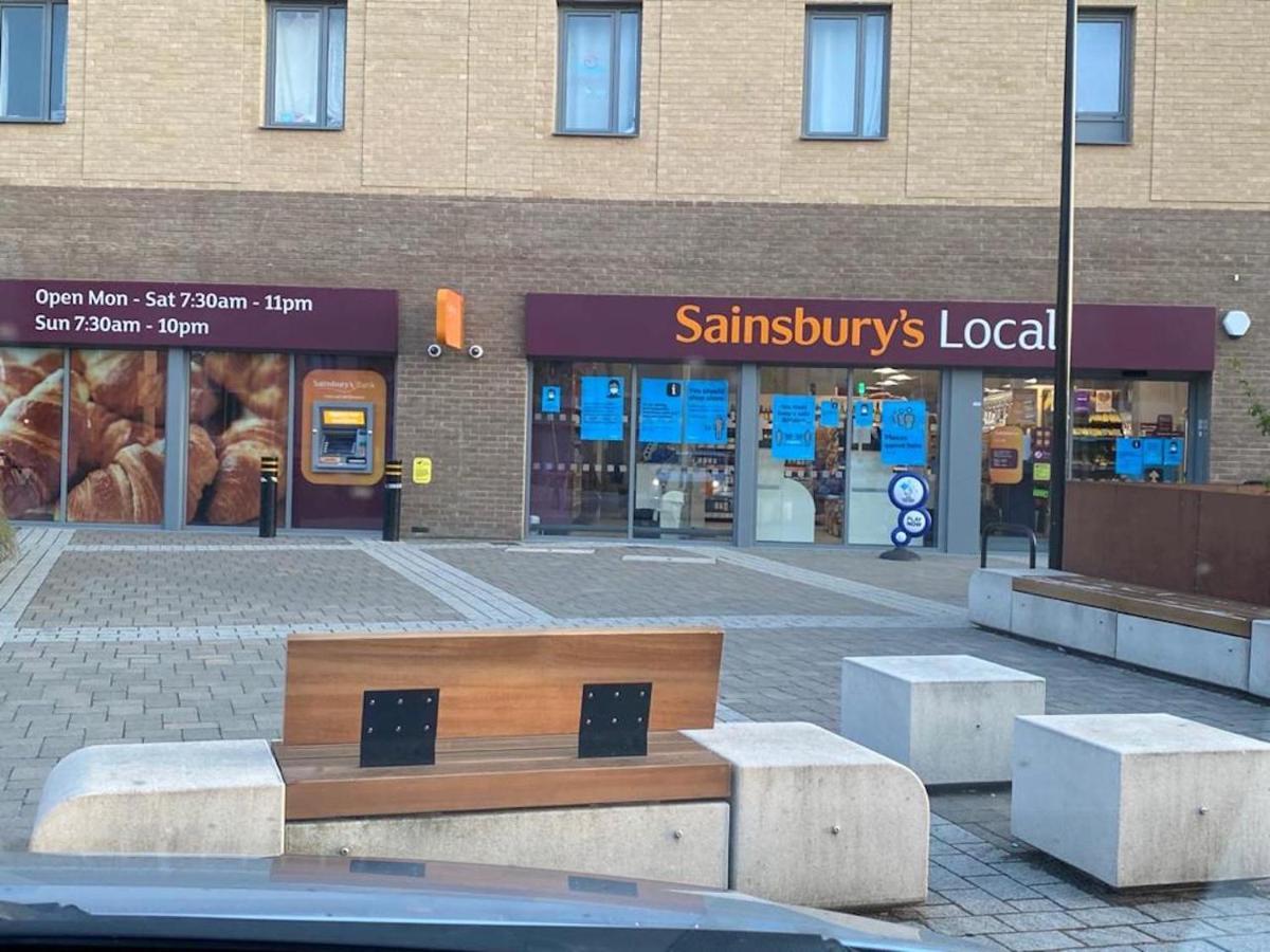 Contemporary Trumpington Apartment With Self Check-In ,Free On-Site Parking, Terrace, Super Fast Wifi & 5 Mins Drive To Papworth & Addenbrookes Hospitals Cambridge  Buitenkant foto