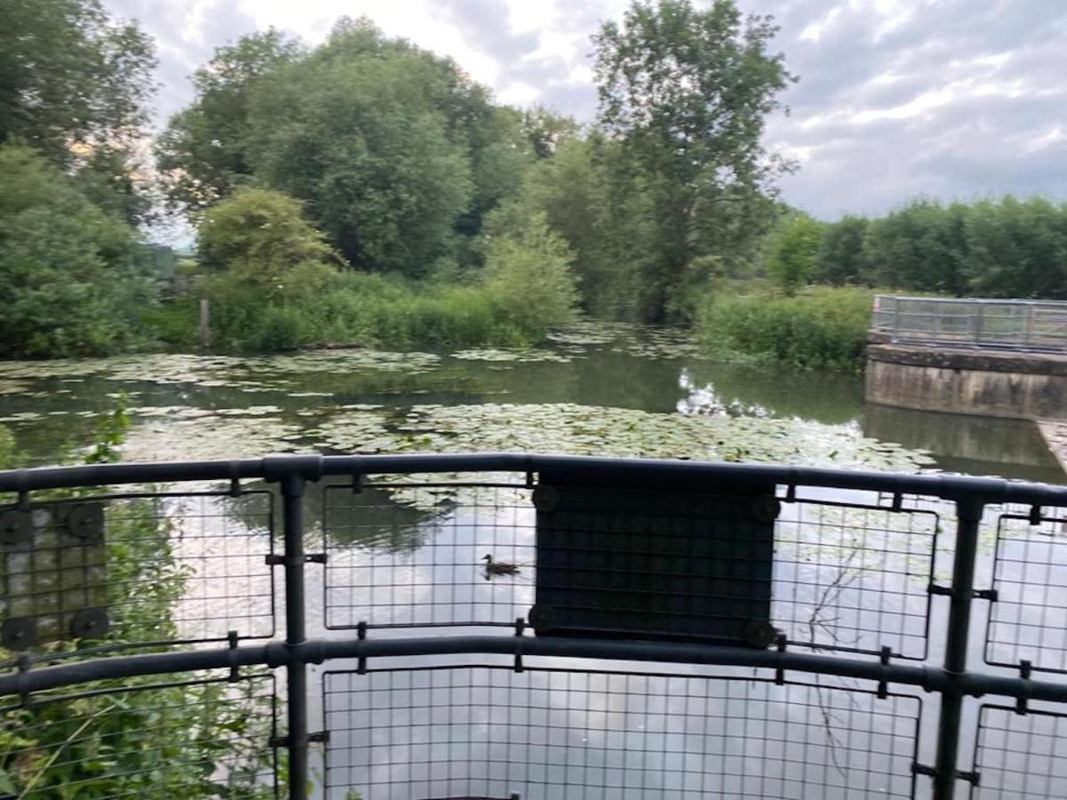 Contemporary Trumpington Apartment With Self Check-In ,Free On-Site Parking, Terrace, Super Fast Wifi & 5 Mins Drive To Papworth & Addenbrookes Hospitals Cambridge  Buitenkant foto