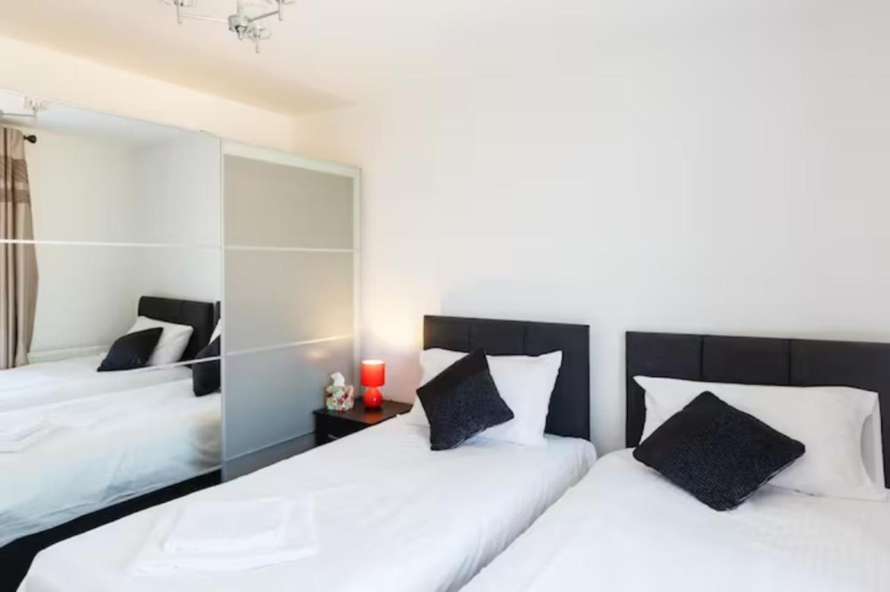 Contemporary Trumpington Apartment With Self Check-In ,Free On-Site Parking, Terrace, Super Fast Wifi & 5 Mins Drive To Papworth & Addenbrookes Hospitals Cambridge  Buitenkant foto
