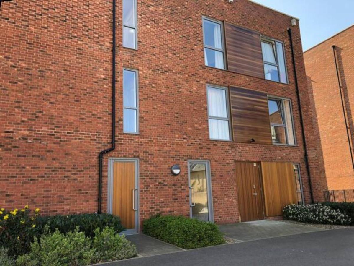 Contemporary Trumpington Apartment With Self Check-In ,Free On-Site Parking, Terrace, Super Fast Wifi & 5 Mins Drive To Papworth & Addenbrookes Hospitals Cambridge  Buitenkant foto