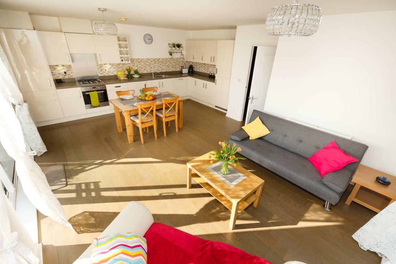 Contemporary Trumpington Apartment With Self Check-In ,Free On-Site Parking, Terrace, Super Fast Wifi & 5 Mins Drive To Papworth & Addenbrookes Hospitals Cambridge  Buitenkant foto