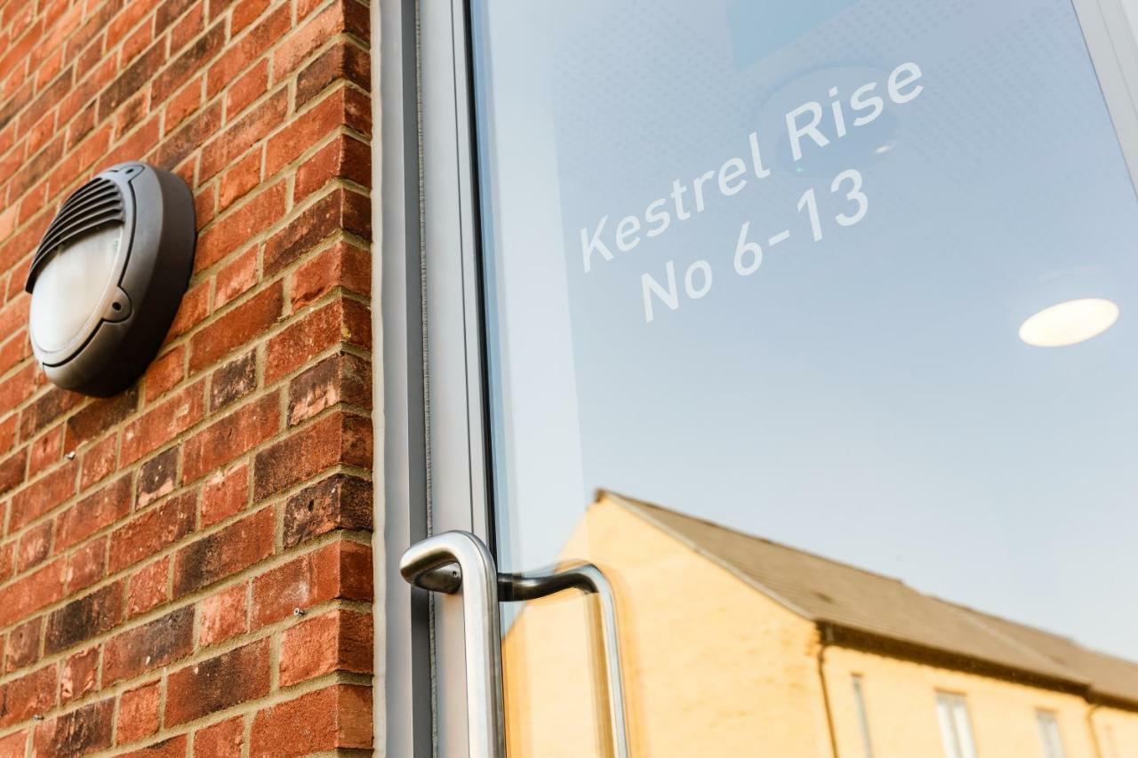 Contemporary Trumpington Apartment With Self Check-In ,Free On-Site Parking, Terrace, Super Fast Wifi & 5 Mins Drive To Papworth & Addenbrookes Hospitals Cambridge  Buitenkant foto