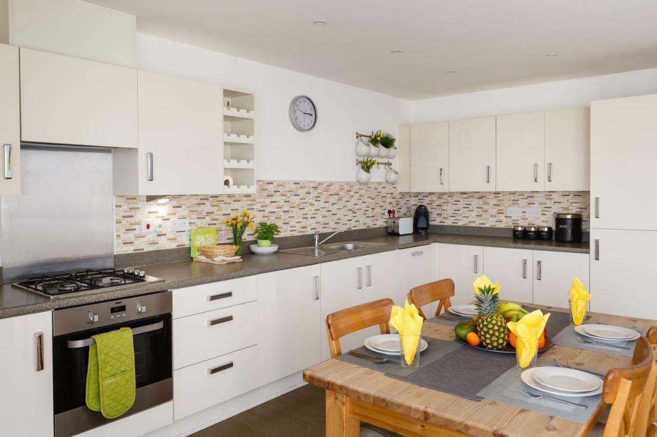 Contemporary Trumpington Apartment With Self Check-In ,Free On-Site Parking, Terrace, Super Fast Wifi & 5 Mins Drive To Papworth & Addenbrookes Hospitals Cambridge  Buitenkant foto