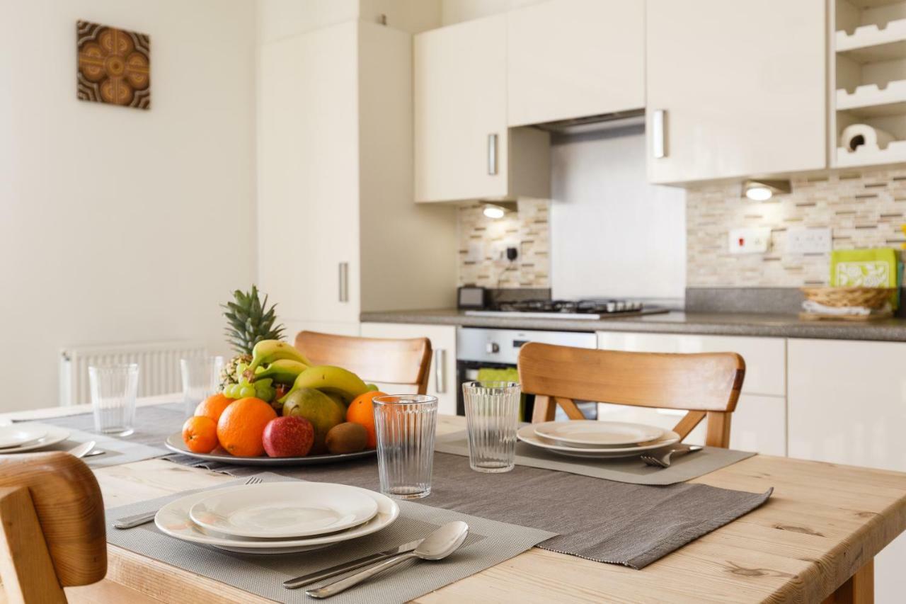 Contemporary Trumpington Apartment With Self Check-In ,Free On-Site Parking, Terrace, Super Fast Wifi & 5 Mins Drive To Papworth & Addenbrookes Hospitals Cambridge  Buitenkant foto