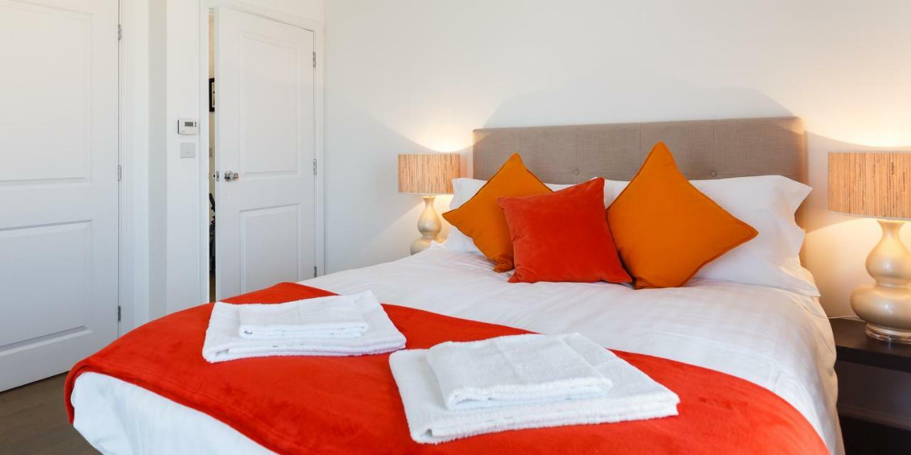 Contemporary Trumpington Apartment With Self Check-In ,Free On-Site Parking, Terrace, Super Fast Wifi & 5 Mins Drive To Papworth & Addenbrookes Hospitals Cambridge  Buitenkant foto