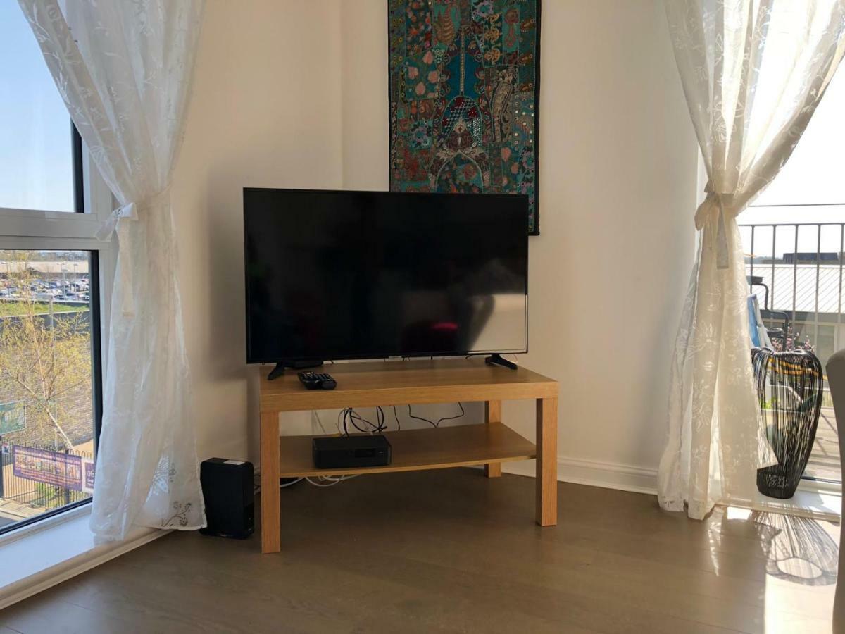 Contemporary Trumpington Apartment With Self Check-In ,Free On-Site Parking, Terrace, Super Fast Wifi & 5 Mins Drive To Papworth & Addenbrookes Hospitals Cambridge  Buitenkant foto