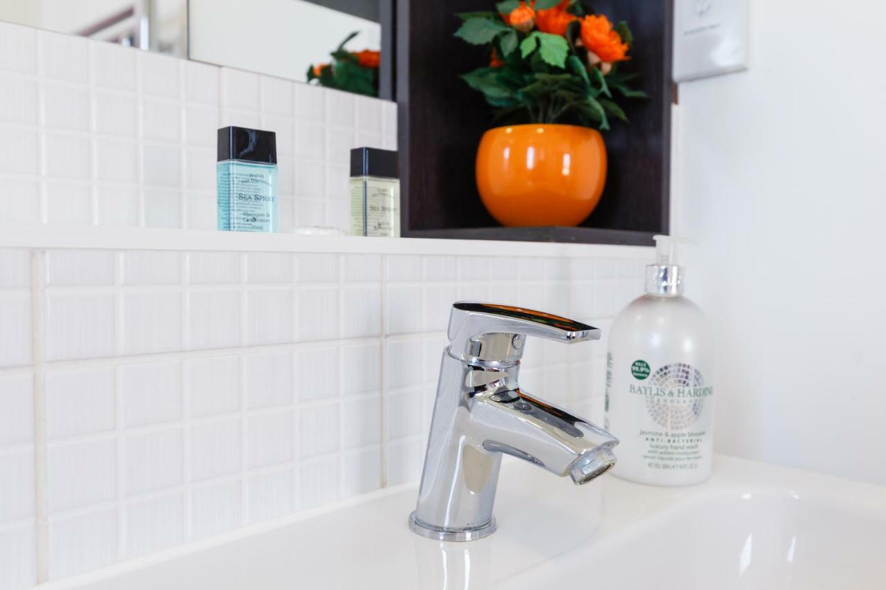Contemporary Trumpington Apartment With Self Check-In ,Free On-Site Parking, Terrace, Super Fast Wifi & 5 Mins Drive To Papworth & Addenbrookes Hospitals Cambridge  Buitenkant foto