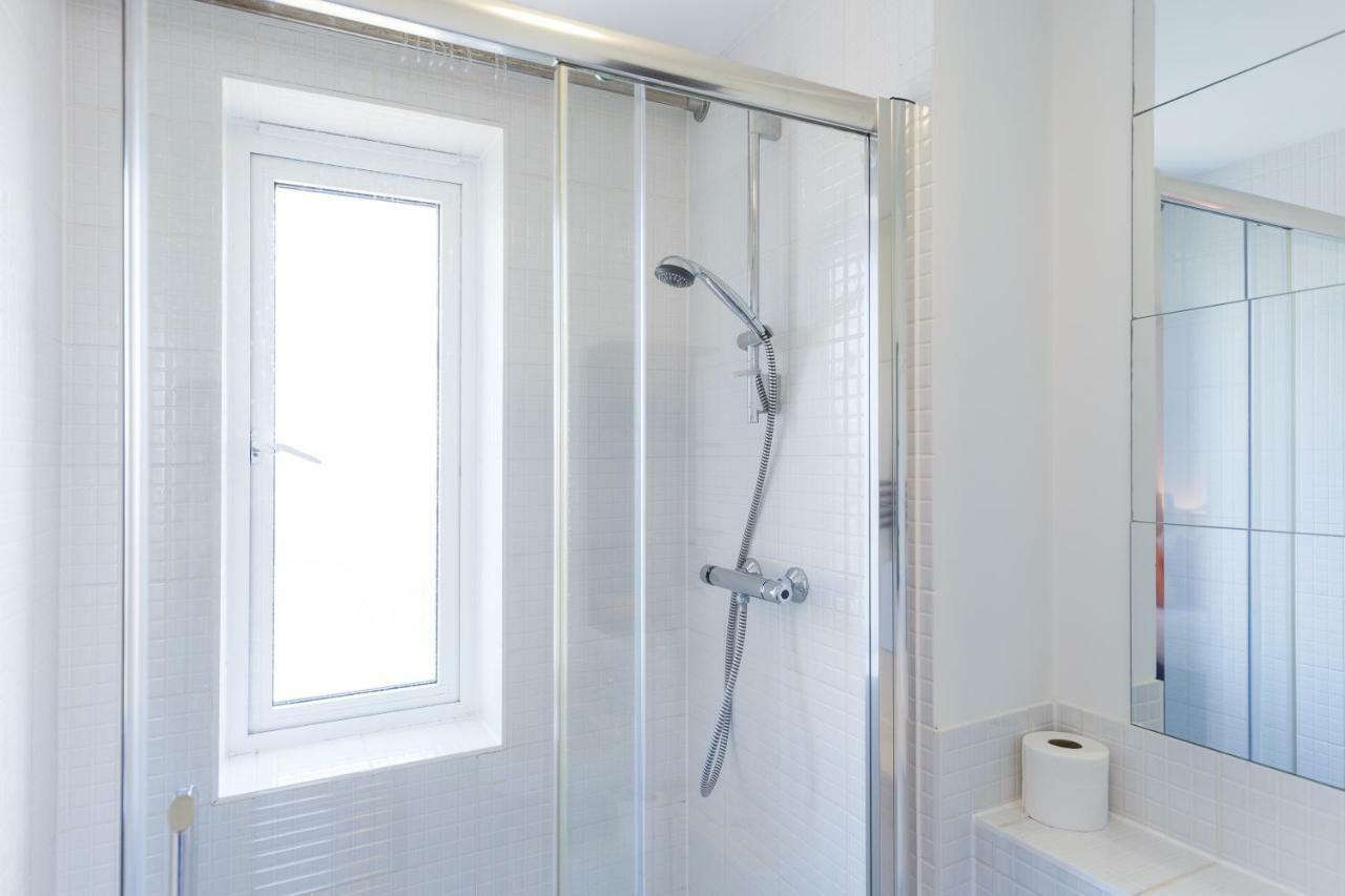 Contemporary Trumpington Apartment With Self Check-In ,Free On-Site Parking, Terrace, Super Fast Wifi & 5 Mins Drive To Papworth & Addenbrookes Hospitals Cambridge  Buitenkant foto