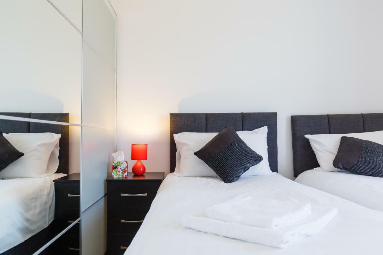 Contemporary Trumpington Apartment With Self Check-In ,Free On-Site Parking, Terrace, Super Fast Wifi & 5 Mins Drive To Papworth & Addenbrookes Hospitals Cambridge  Buitenkant foto