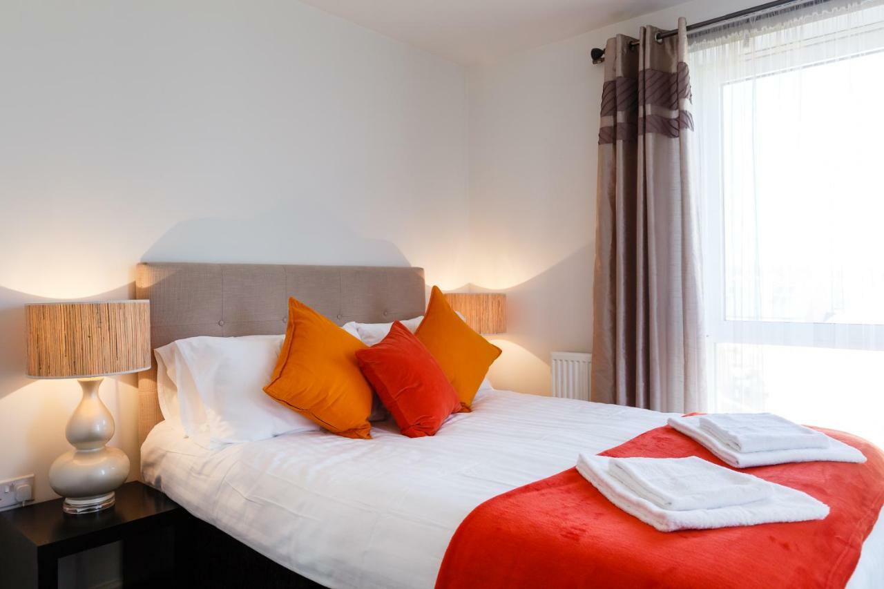 Contemporary Trumpington Apartment With Self Check-In ,Free On-Site Parking, Terrace, Super Fast Wifi & 5 Mins Drive To Papworth & Addenbrookes Hospitals Cambridge  Buitenkant foto