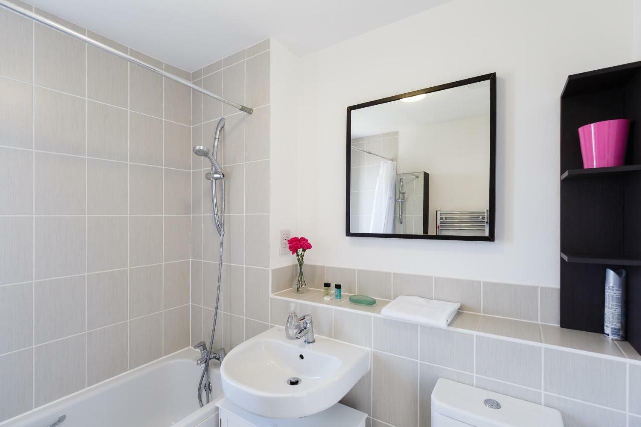 Contemporary Trumpington Apartment With Self Check-In ,Free On-Site Parking, Terrace, Super Fast Wifi & 5 Mins Drive To Papworth & Addenbrookes Hospitals Cambridge  Buitenkant foto