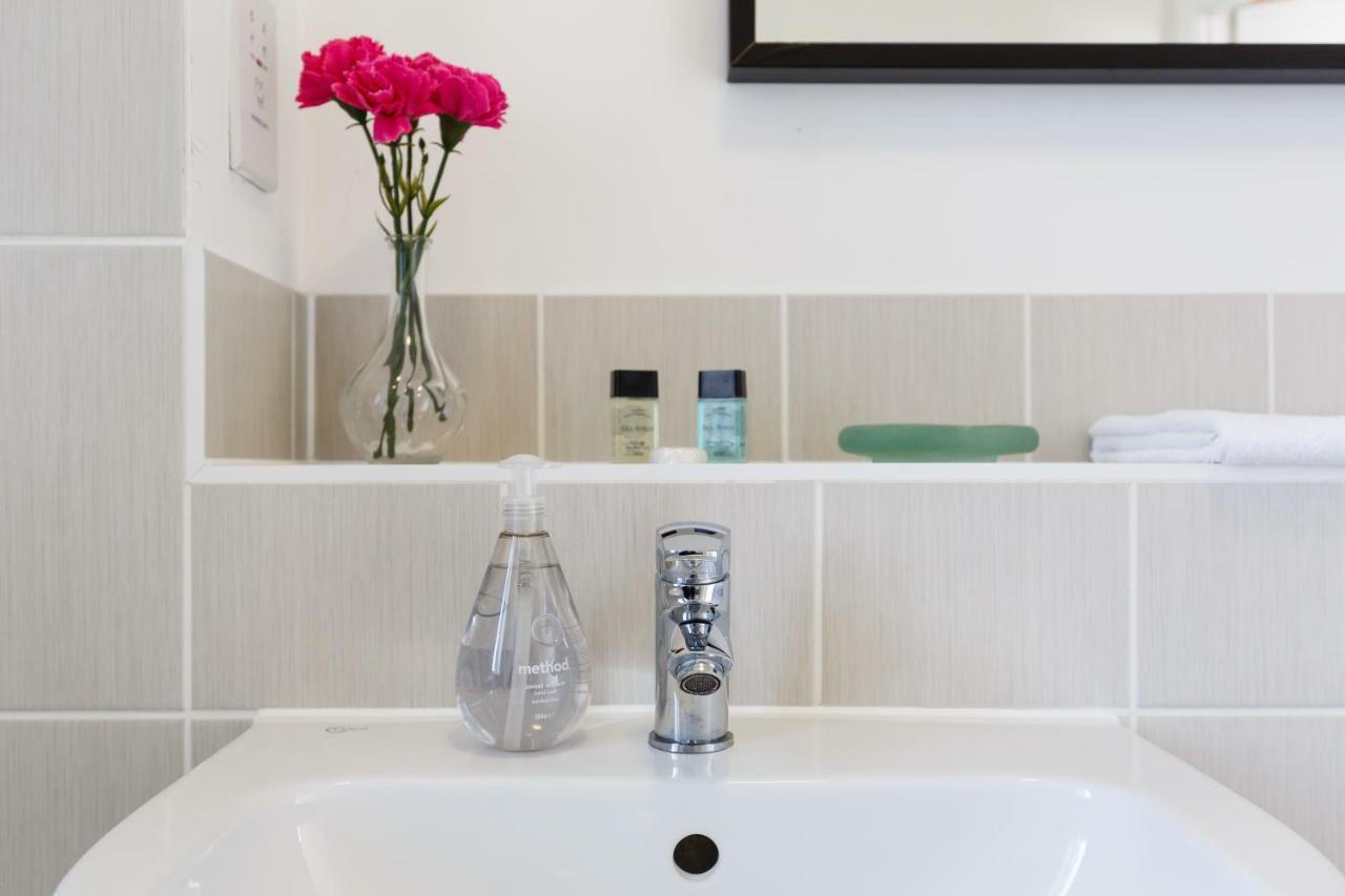 Contemporary Trumpington Apartment With Self Check-In ,Free On-Site Parking, Terrace, Super Fast Wifi & 5 Mins Drive To Papworth & Addenbrookes Hospitals Cambridge  Buitenkant foto