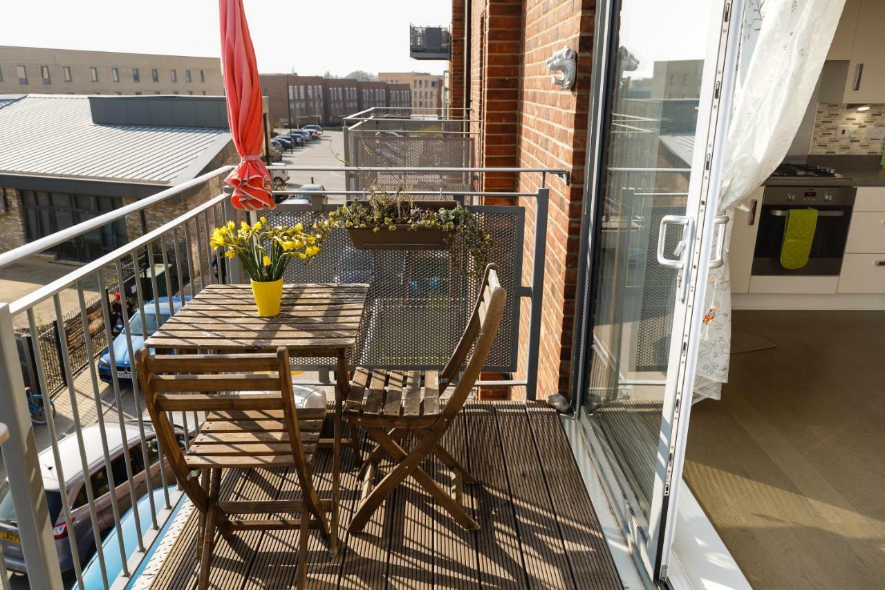 Contemporary Trumpington Apartment With Self Check-In ,Free On-Site Parking, Terrace, Super Fast Wifi & 5 Mins Drive To Papworth & Addenbrookes Hospitals Cambridge  Buitenkant foto
